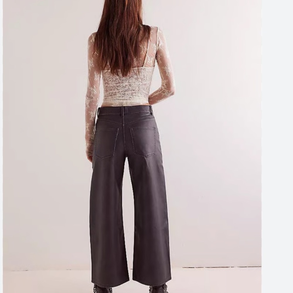 Good Luck Mid-Rise Vegan Barrel Jean
COLOR - Black
NWOT
Free People - Picture 3 of 6
